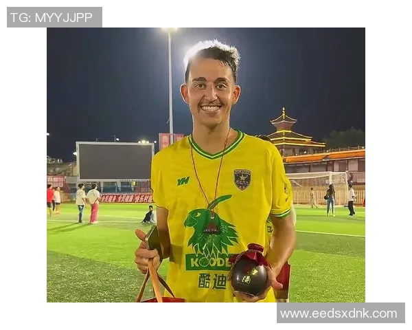 巴西足球明星在街头展现技艺与热情引发球迷热烈围观 巴西足球明星在街头展现技艺与热情引发球迷热烈围观